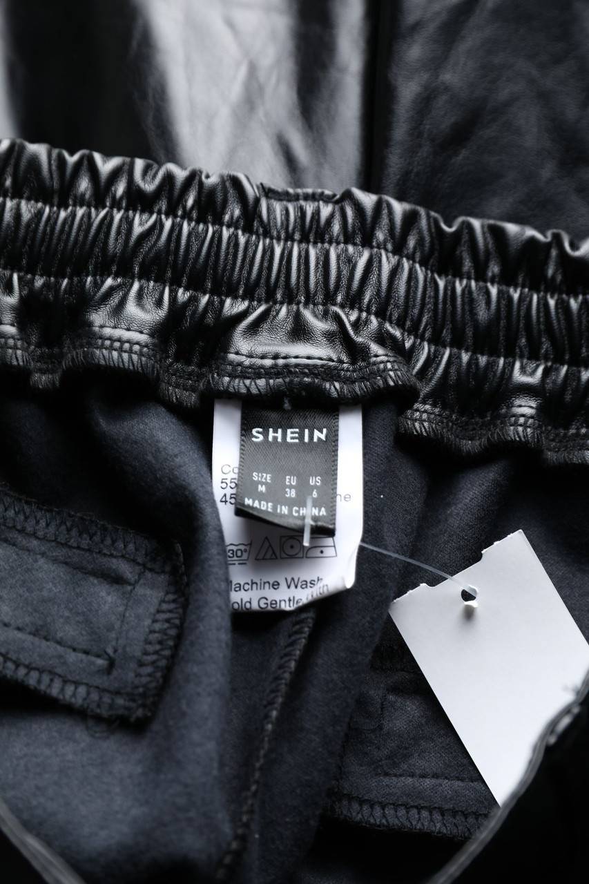 Carou SHEIN Kunstleder-Hose im Angebot