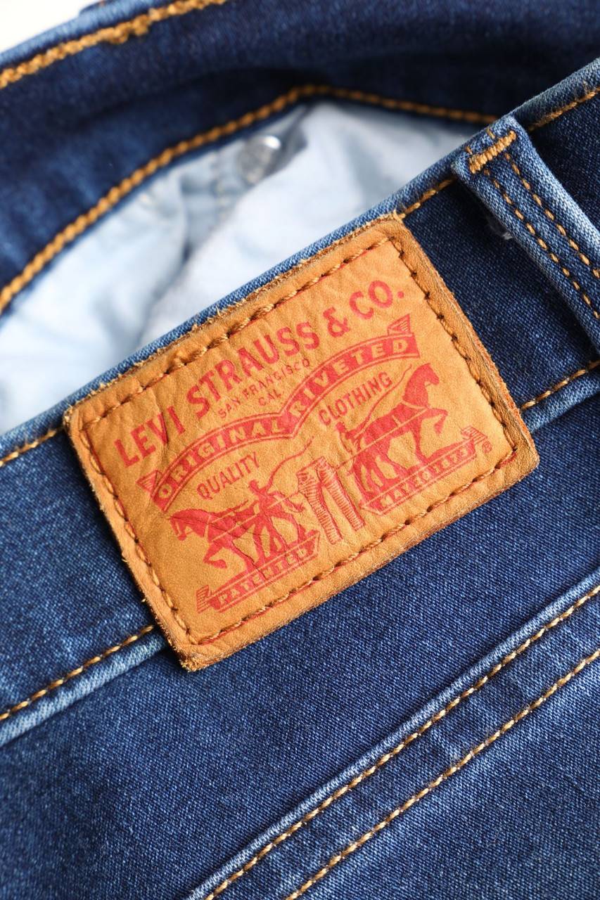 Carou LEVI´S Used Look Straight Cut Jeans mit Logo-Patch Räumungsverkauf